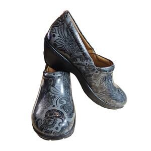 Nurse Mates BRYAR Pillow Top Clogs Black Dark Grey Paisley Patent Leather Sz 8 M